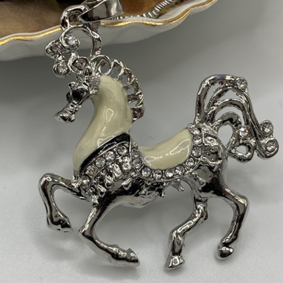 PONY NECKLACE - STUNNING BEIGE ENAMEL WITH CRYSTALS - BETSEY JOHNSON - Picture 4 of 4